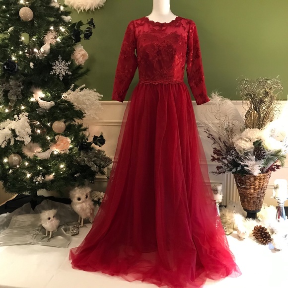 Dresses & Skirts - 🎄Sale 🎄Formal evening Red tulle with 3/4 sleeves Holiday dress